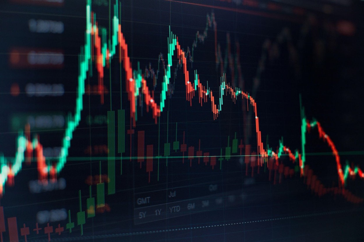 Volatilitate pe BVB: Indicele BET scade cu 16,3% față de maximul recent, pe fondul incertitudinii politice