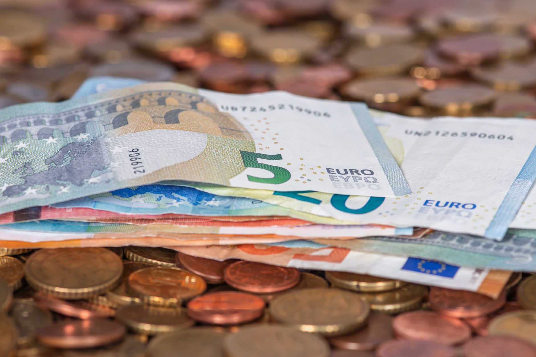 Evoluția cursului valutar pe piața interbancară în ziua votului de învestire a Guvernului Mureșan