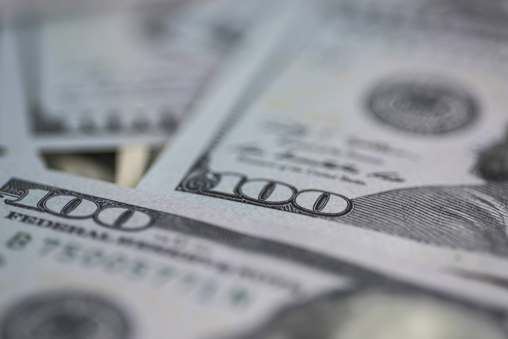 Aprecierea dolarului față de euro: implicații pentru importurile și costurile de energie în România