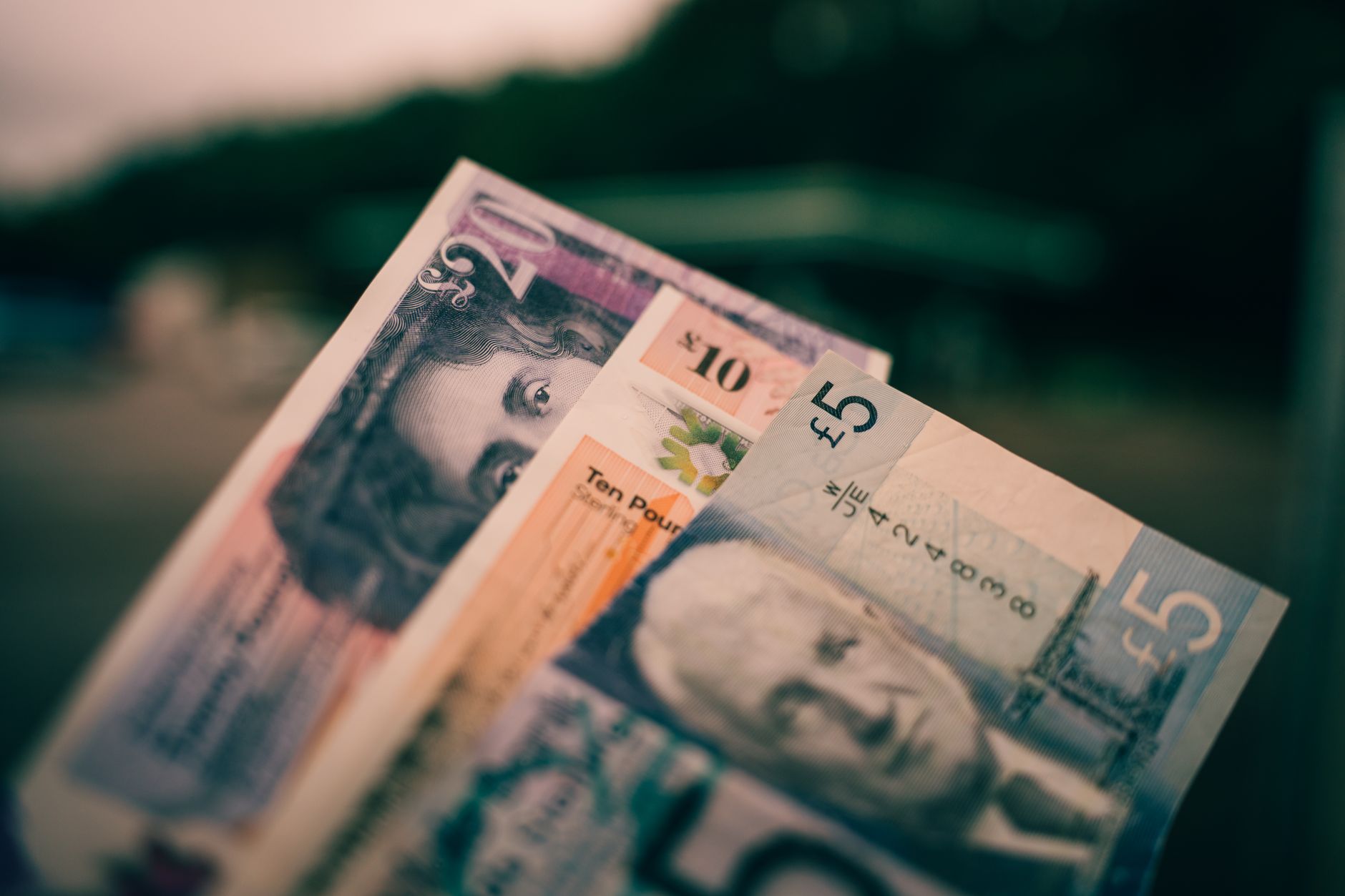 Evoluția cursului valutar: Euro s-a depreciat, în timp ce dolarul american s-a apreciat față de leu