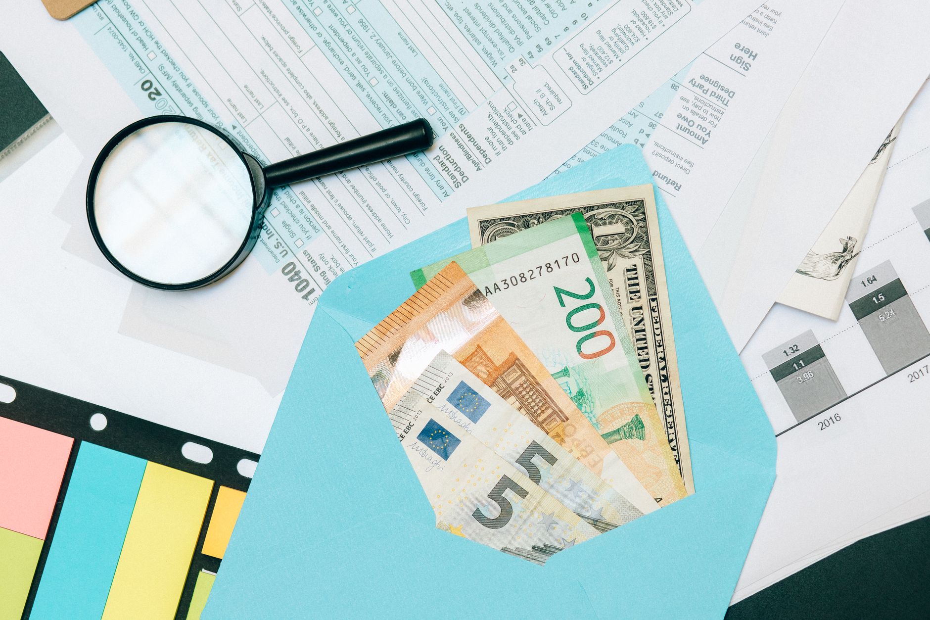 Dolarul american câștigă teren față de euro; impactul asupra economiei și cursului leului în România