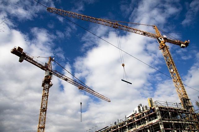 Scădere semnificativă a autorizațiilor de construire pentru clădiri rezidențiale în primele opt luni ale anului 2026