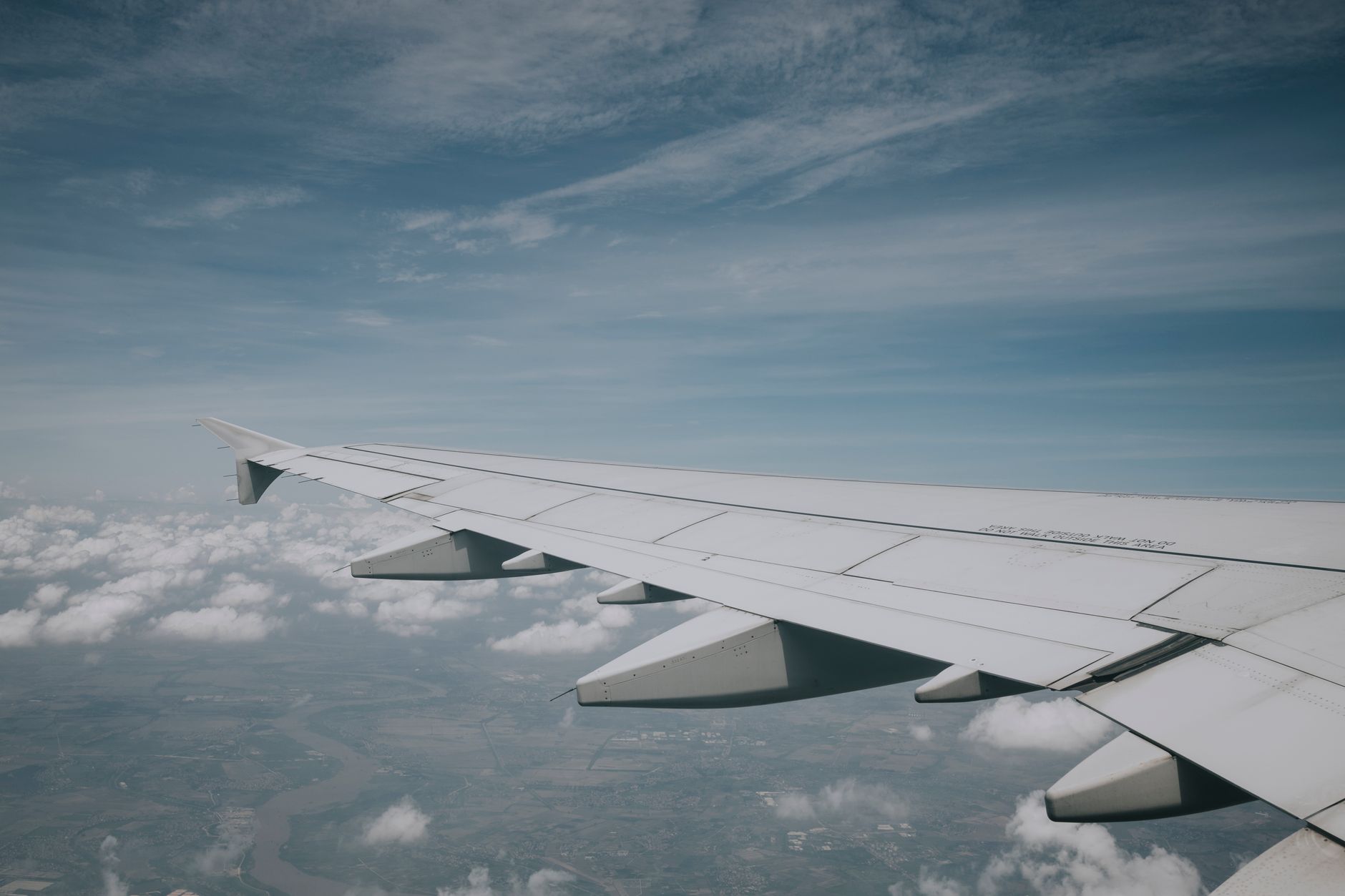 Criza combustibilului de aviație pune în pericol viabilitatea companiilor aeriene low-cost