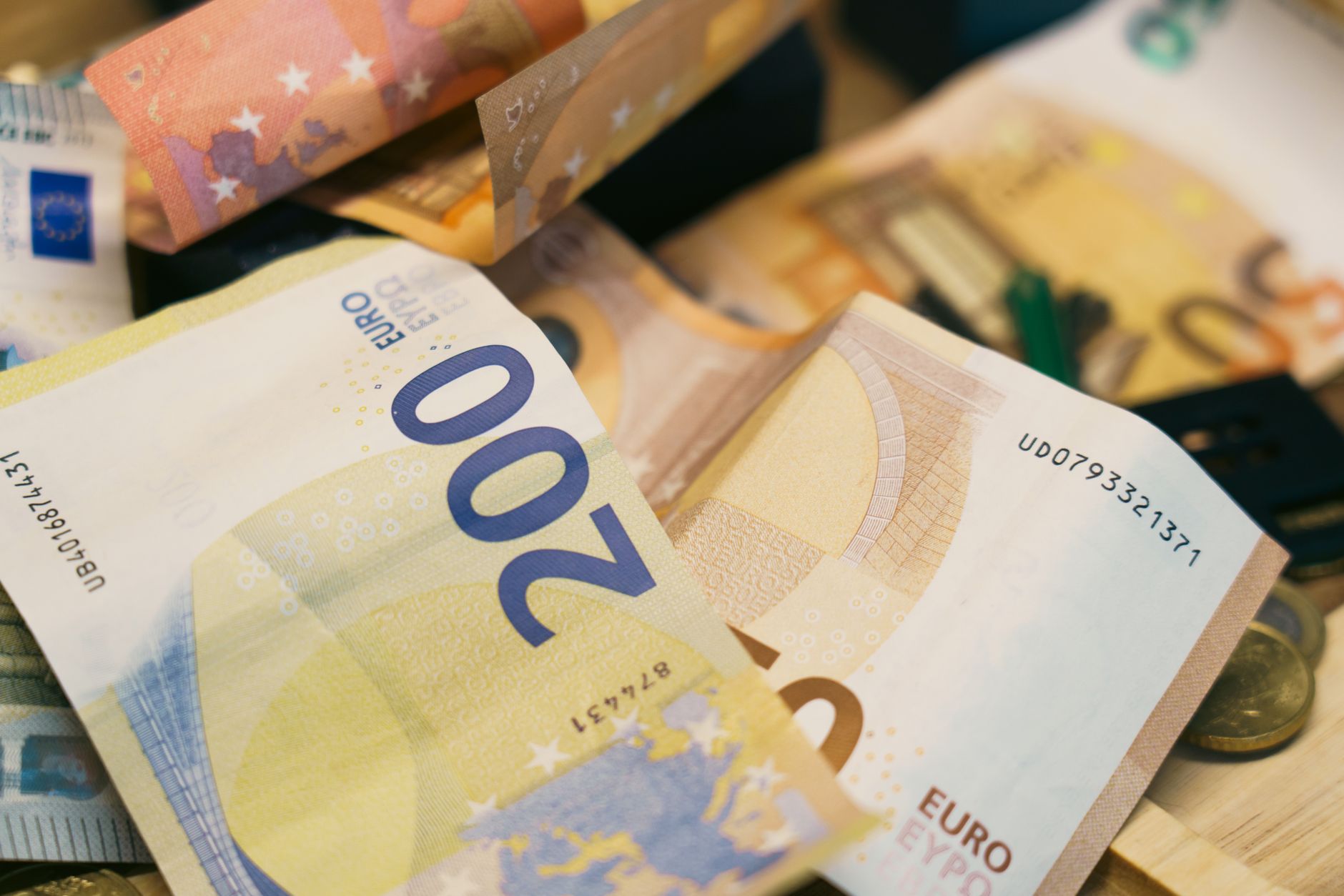 Cursul valutar: Euro depășește pragul de 5,28 lei pe piața interbancară