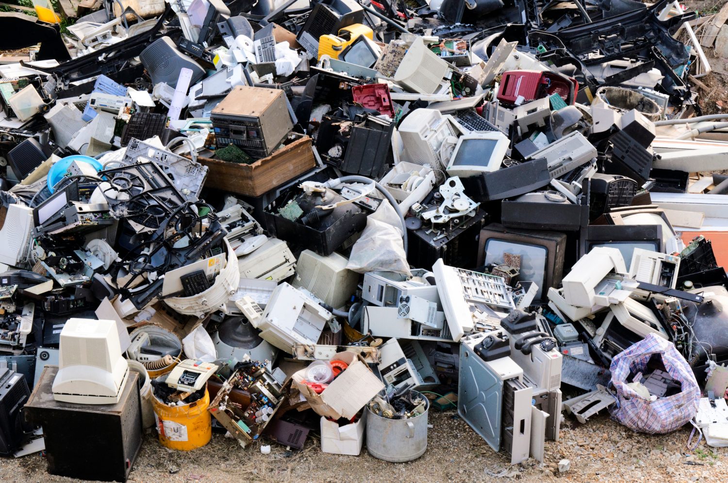 Scădere a numărului de operatori pe piața deșeurilor electronice din cauza noilor condiții de licențiere