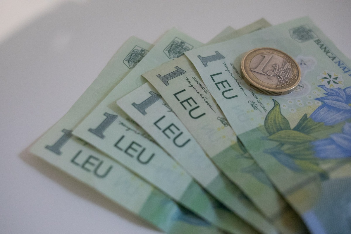 Leul românesc atinge un minim istoric în raport cu euro pe piața interbancară