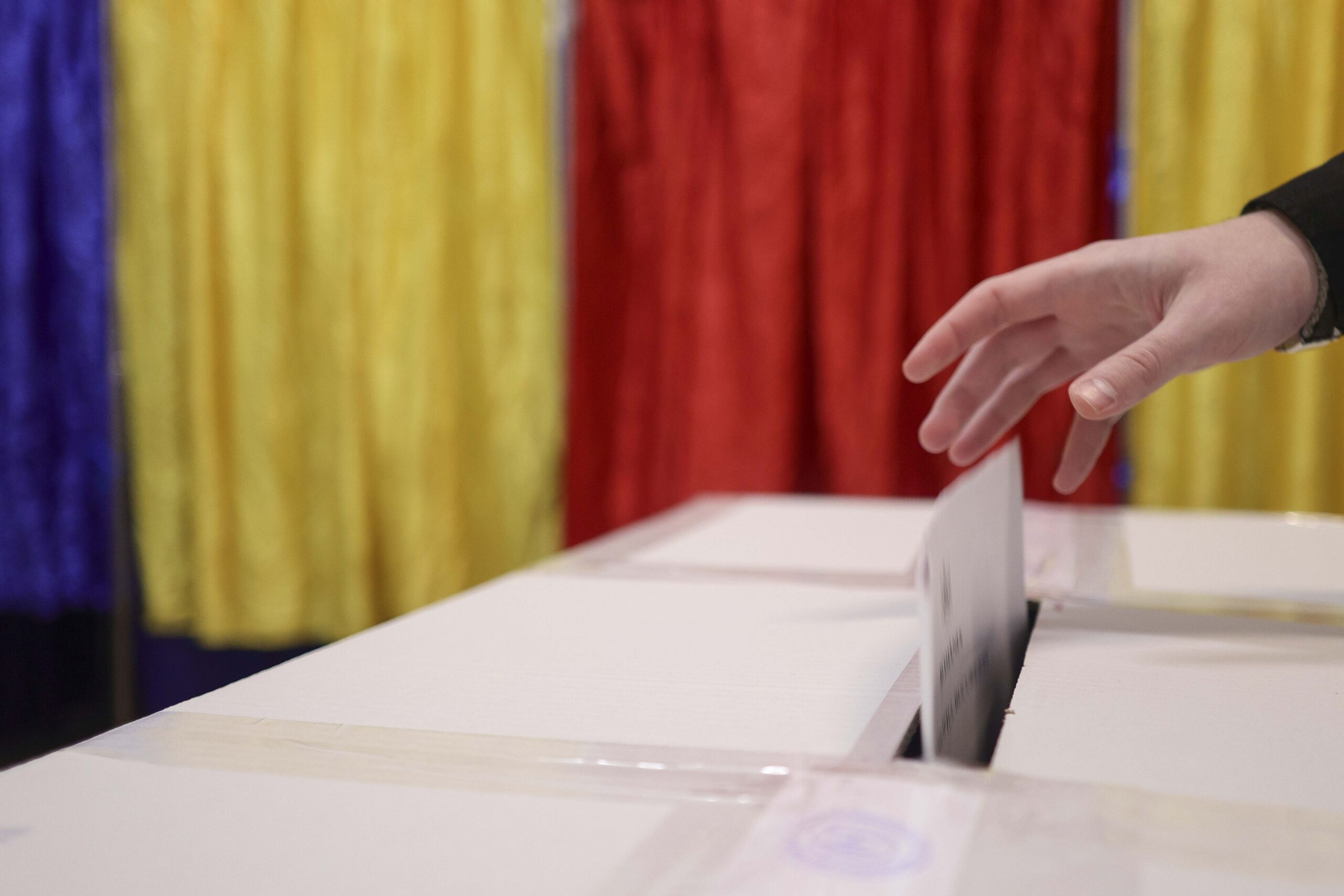 Riscul de retrogradare a ratingului României sub categoria de investiții din cauza crizei politice