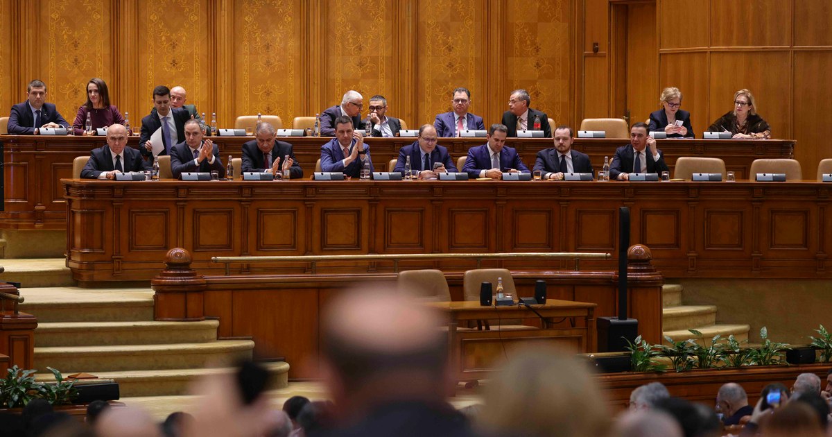 Riscul de retrogradare a ratingului României sub presiunea blocajului politic și a datoriei