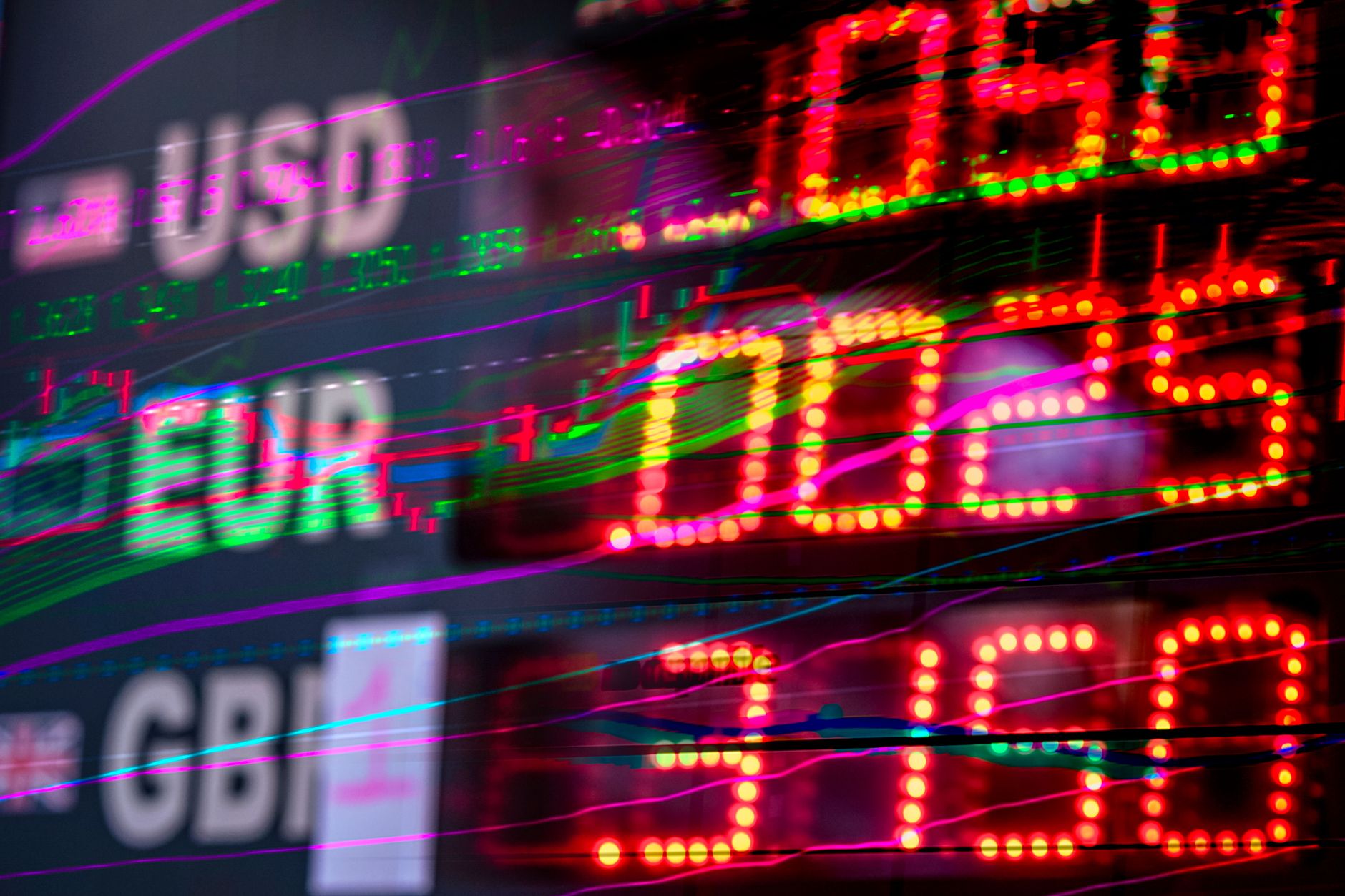 Evoluția cursului valutar: Euro a scăzut, în timp ce dolarul și francul elvețian s-au apreciat față de leu