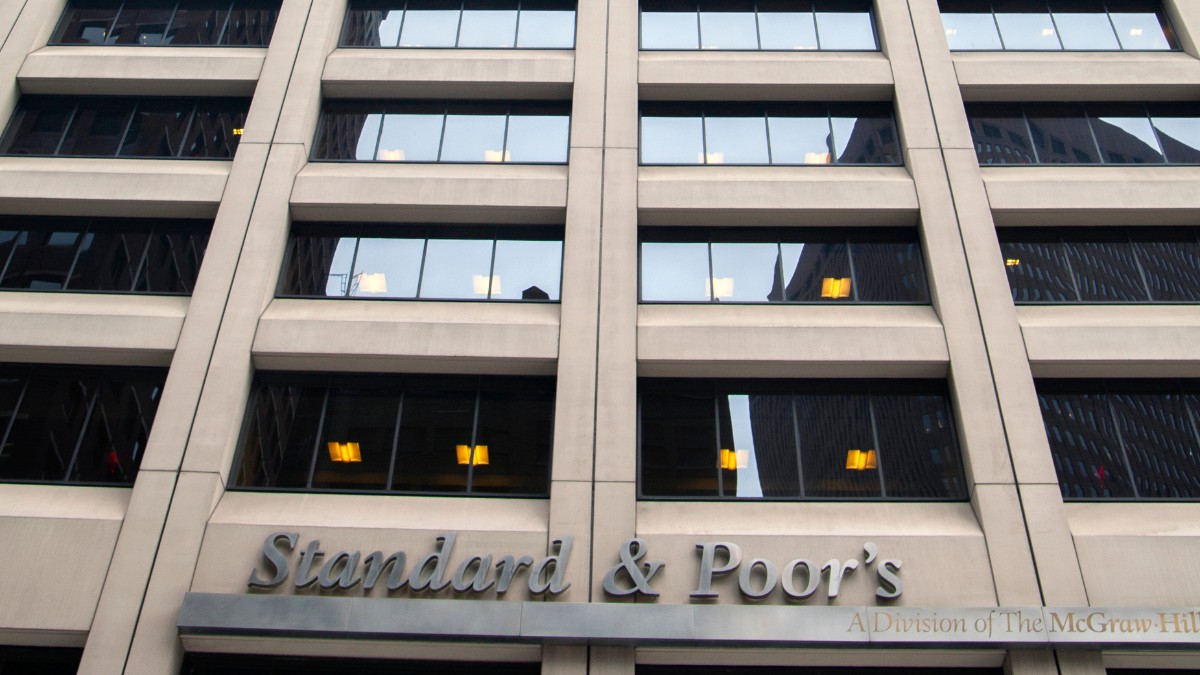 Standard & Poor’s decide astăzi dacă ratingul României rămâne la nivelul de investiții sau trece în categoria junk