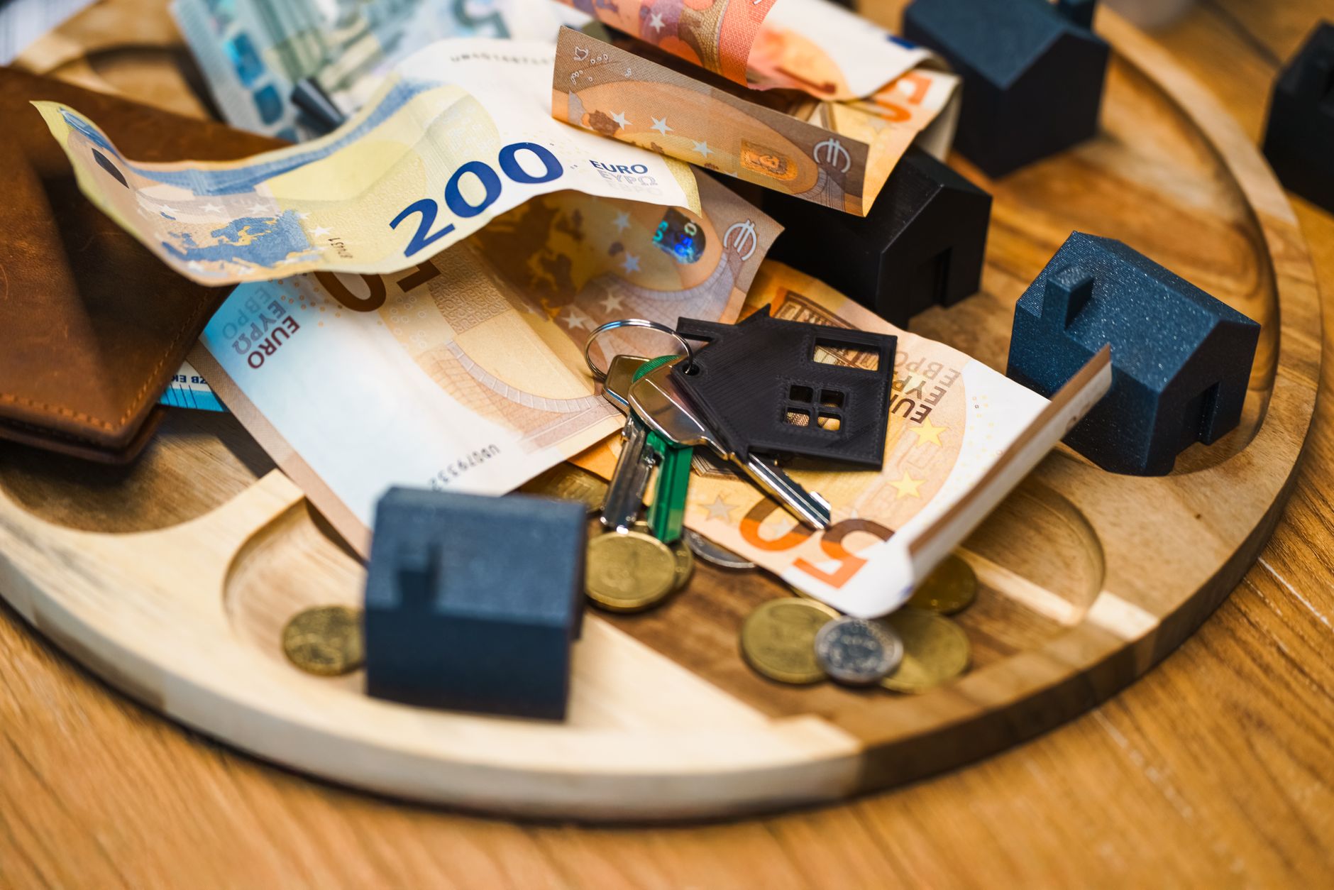 Cursul euro a depășit pragul de 5,34 lei pe piața interbancară în contextul presiunii asupra leului