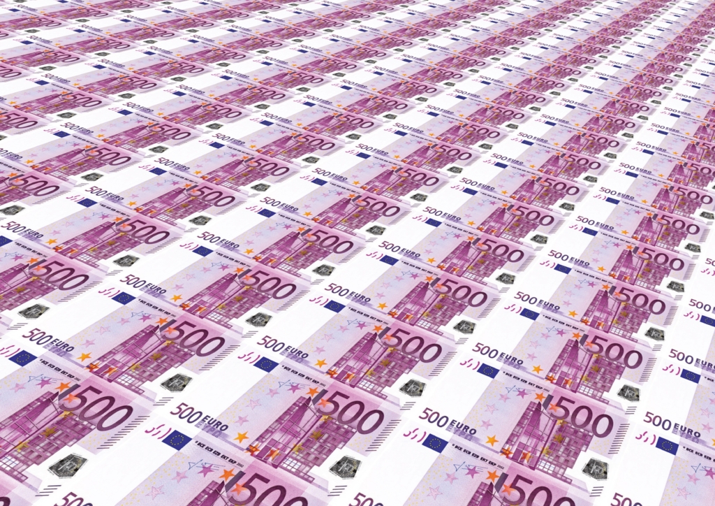 Euro a atins un nou record istoric la 5,34 lei, în contextul deciziei S&P privind ratingul României