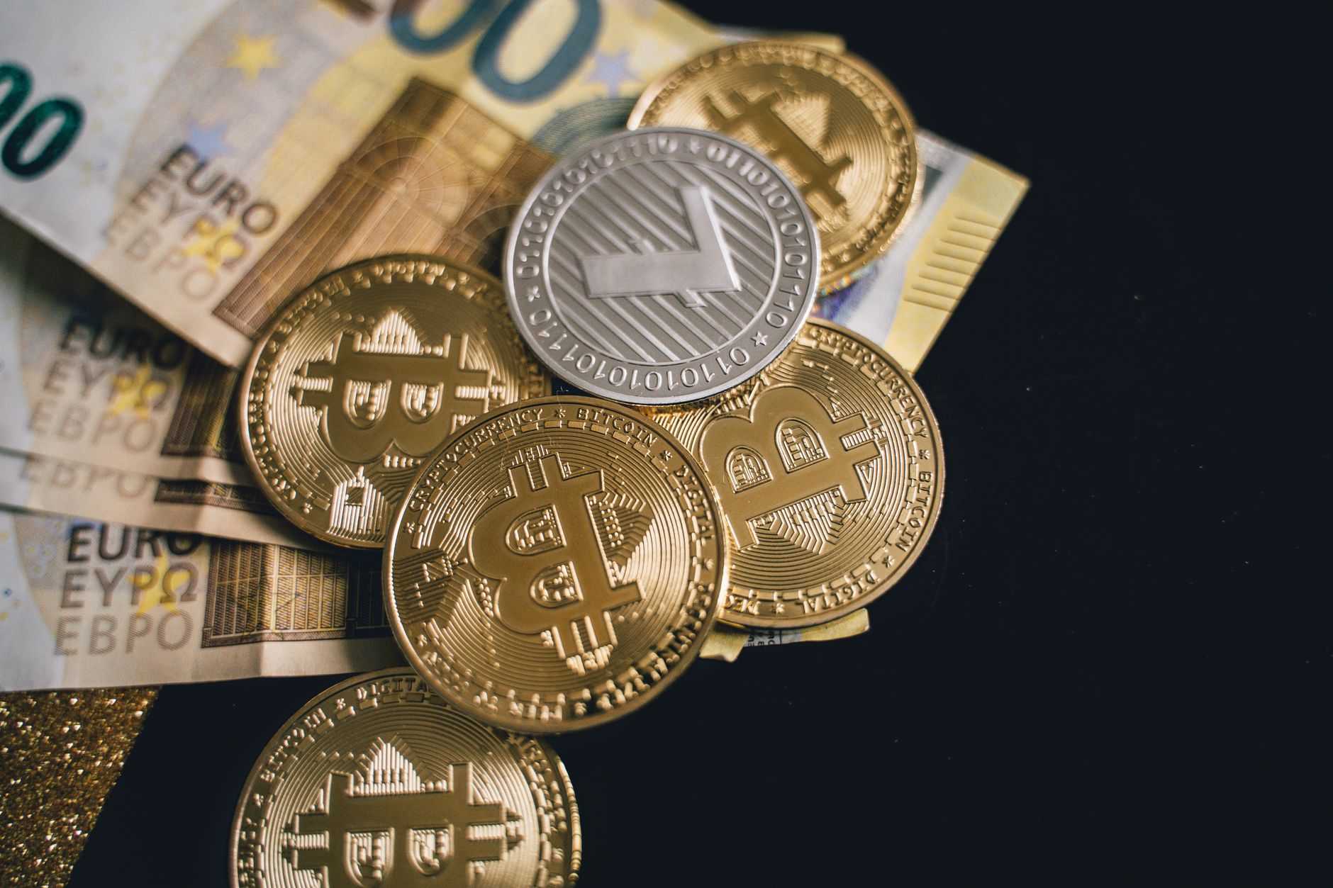 Euro a depășit pragul de 5,3 lei la cursul BNR, în contextul turbulențelor politice și economice