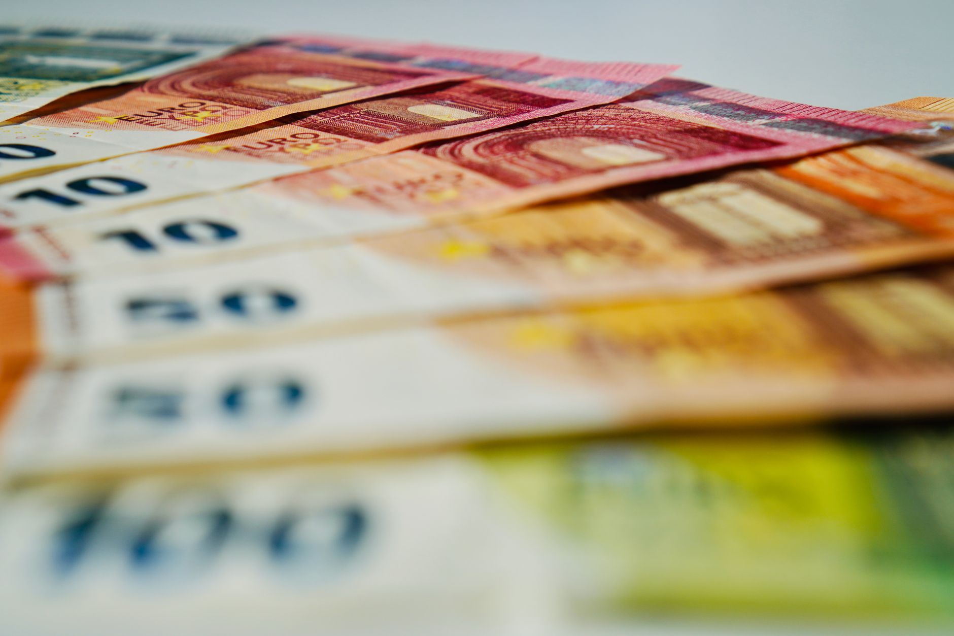 Cursul euro a crescut la 5,3447 lei, în timp ce leul a înregistrat o depreciere semnificativă