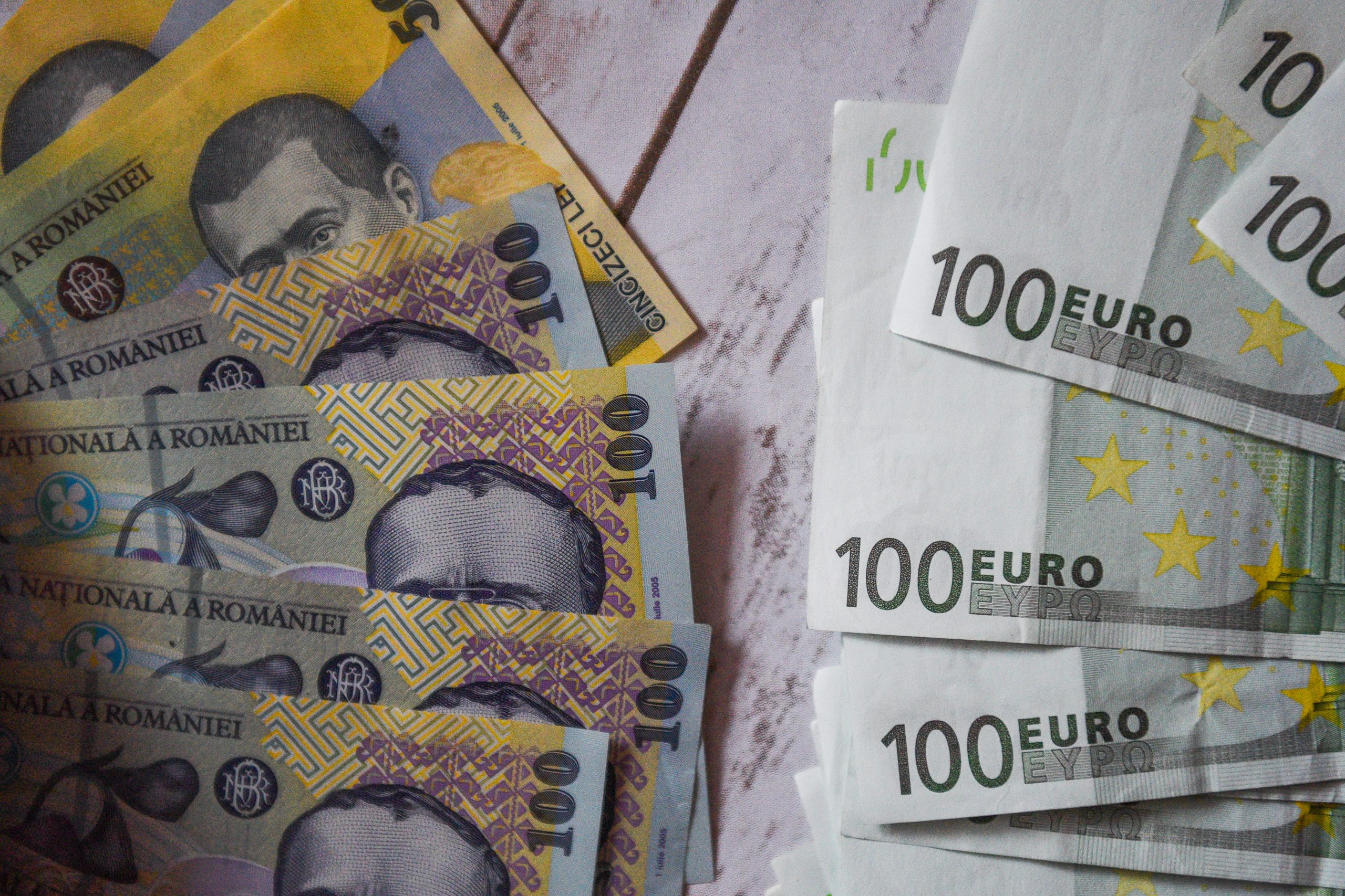 Depreciere semnificativă a leului: euro a atins un curs istoric de 5,34 lei