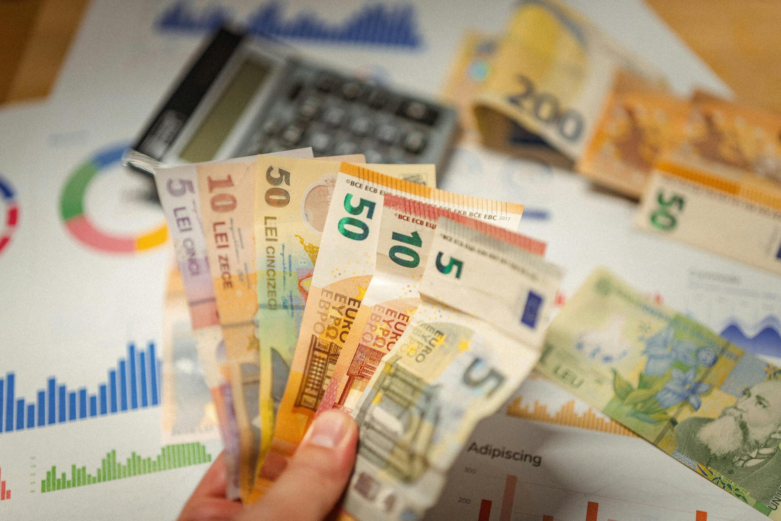 Cursul euro a atins un nivel record în fața leului, în contextul volatilității pieței valutare