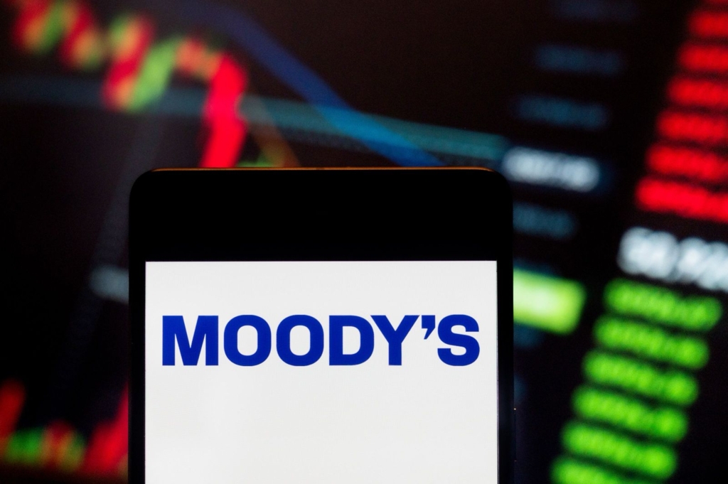 Avertisment de la Moody’s: Riscul de alegeri anticipate în România crește după respingerea Guvernului Mureșan