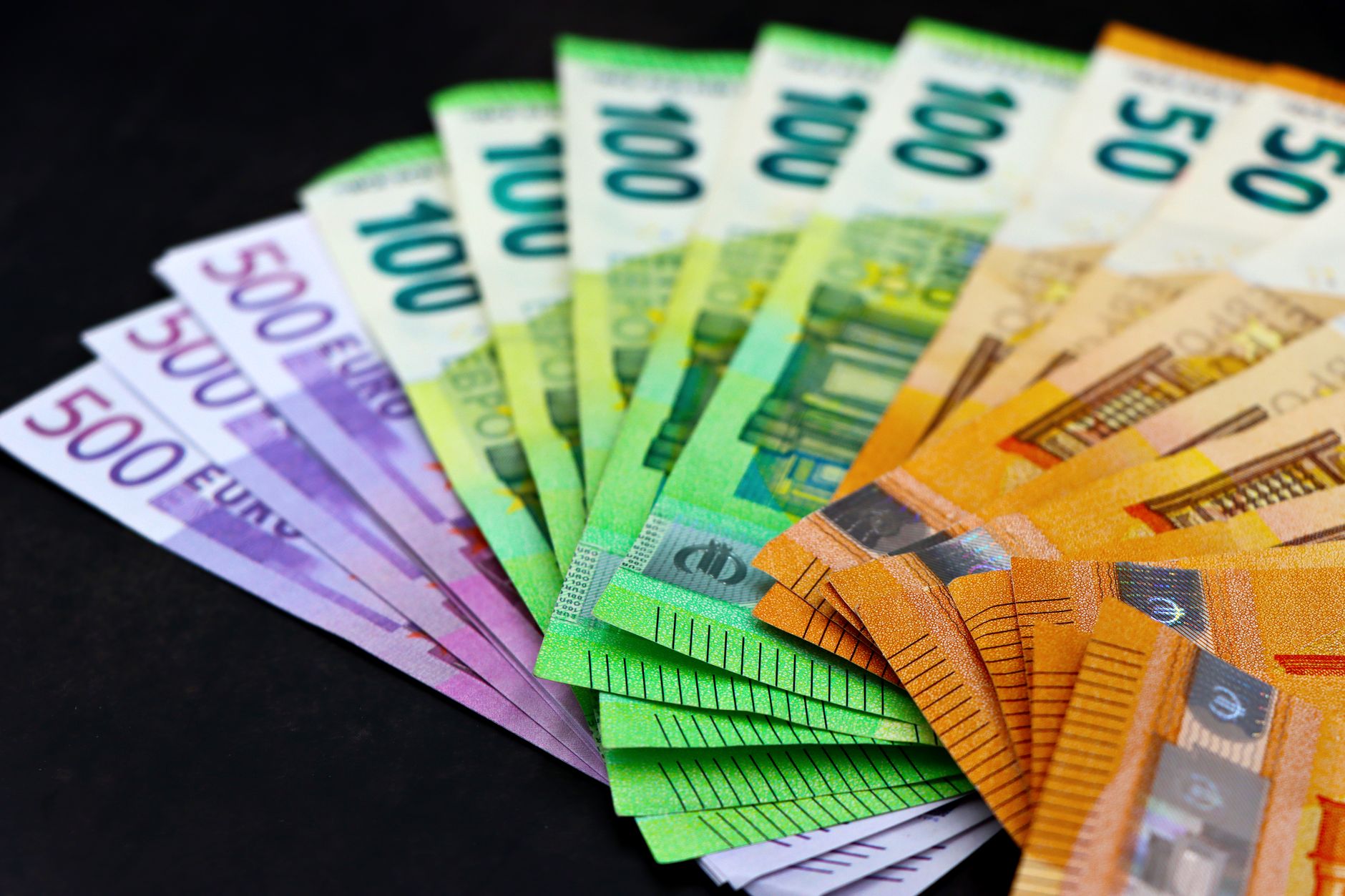 Cursul euro a atins un nivel record față de leu, după deprecierea semnificativă a monedei naționale