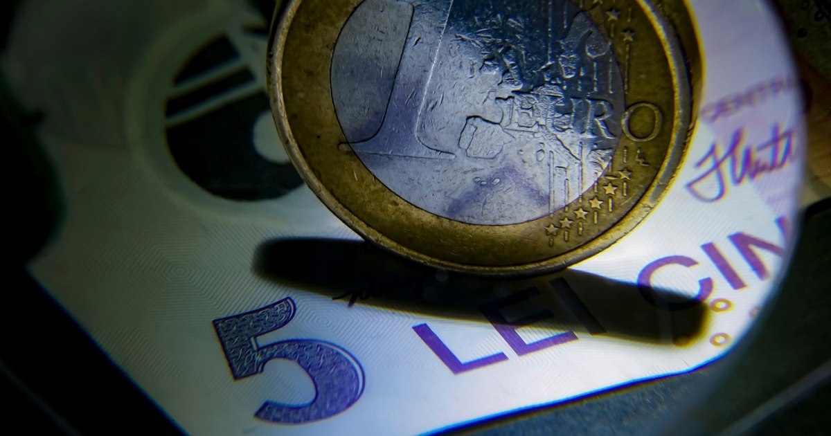 Euro a atins un nivel record de 5,34 lei, în timp ce leul s-a depreciat semnificativ față de principalele valute