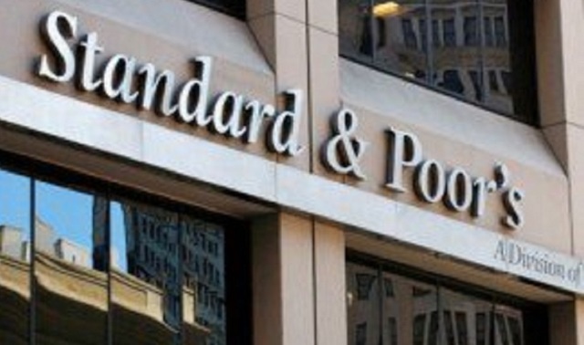S&P confirmă ratingul României la BBB-, menținând perspectiva negativă din cauza riscurilor politice