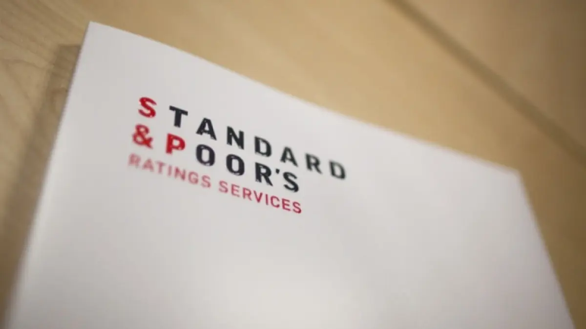 S&P confirmă ratingul suveran al României la BBB-, menținând perspectiva negativă