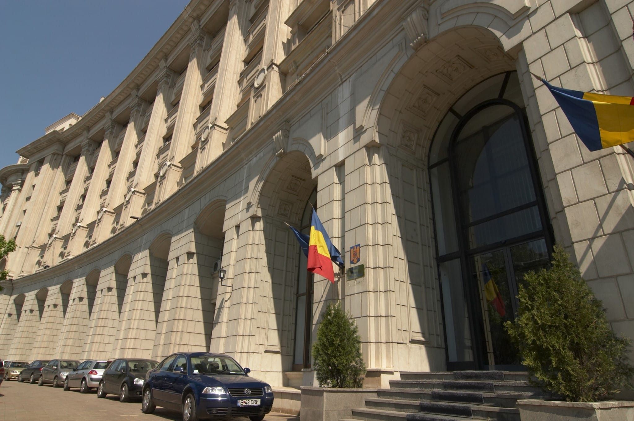 Standard & Poor's menține ratingul României la BBB-/A-3, cu perspectivă negativă