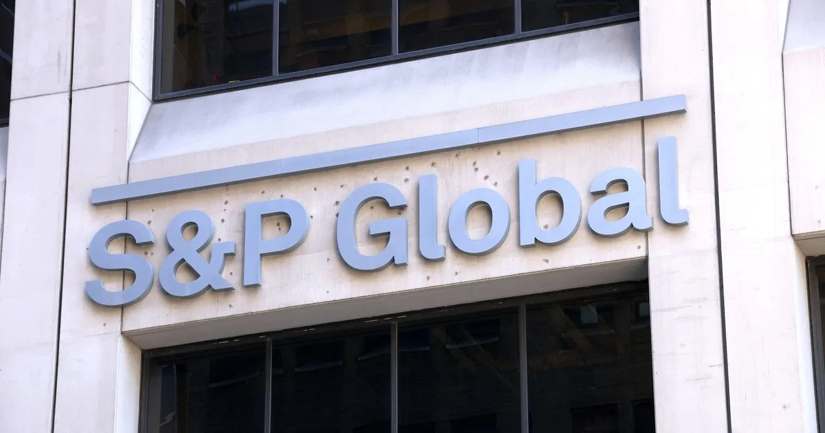 S&P menține ratingul României la BBB-, dar păstrează perspectiva negativă