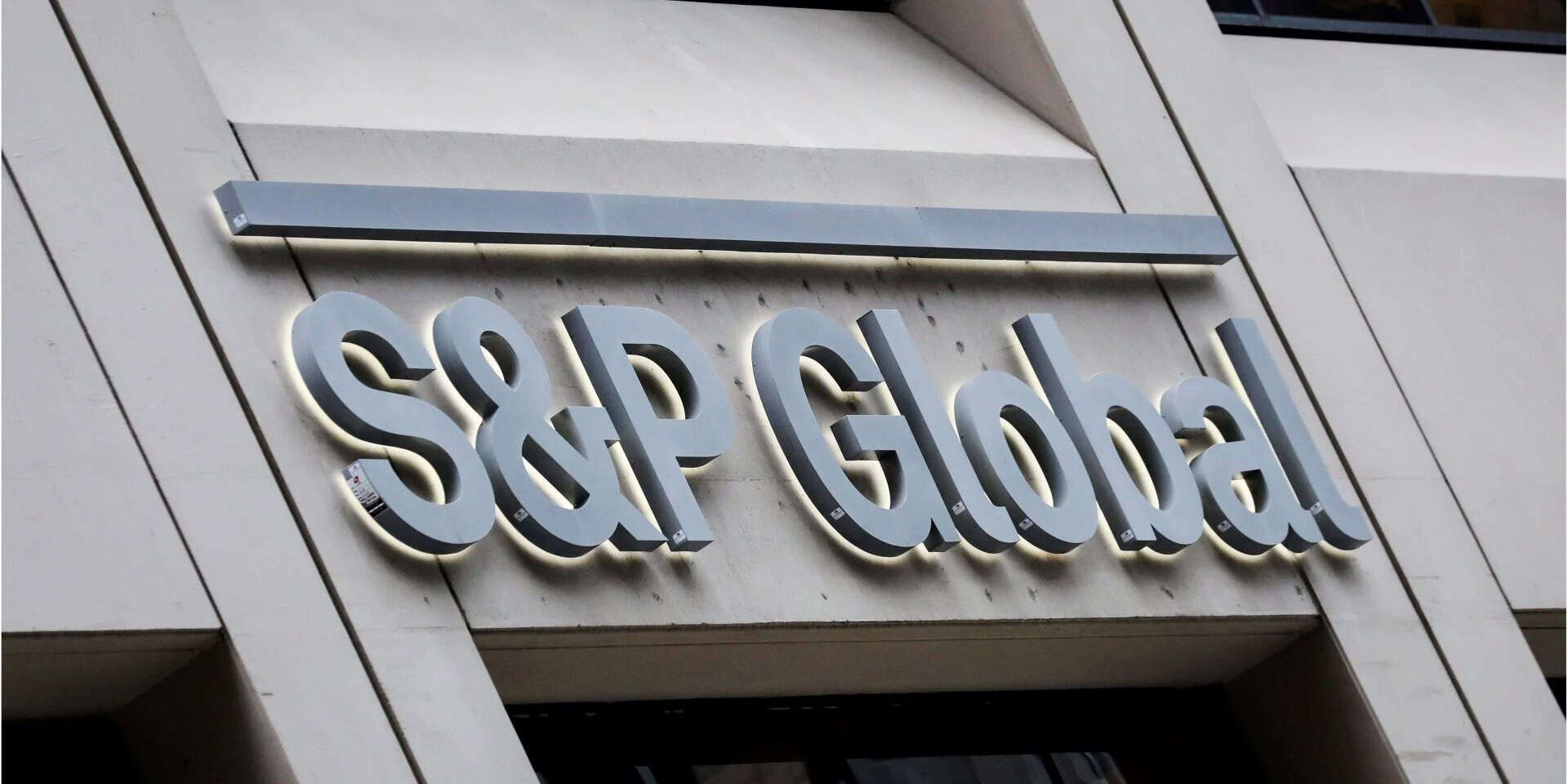 Standard & Poor's menține ratingul României la BBB-/A-3, cu perspectivă negativă
