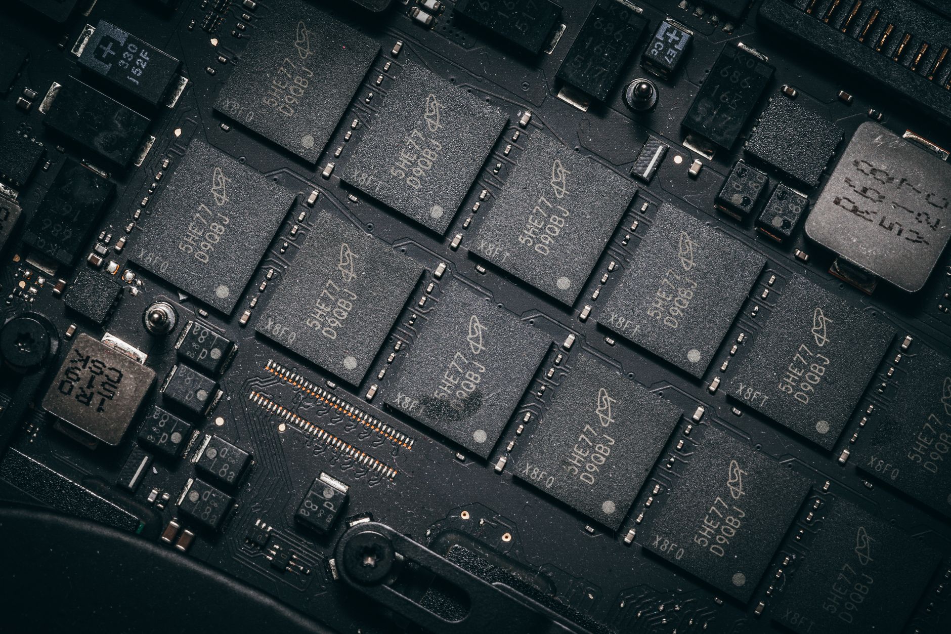 Amazon plănuiește transferul unor cipuri Nvidia în valoare de 8 miliarde de dolari către investitori