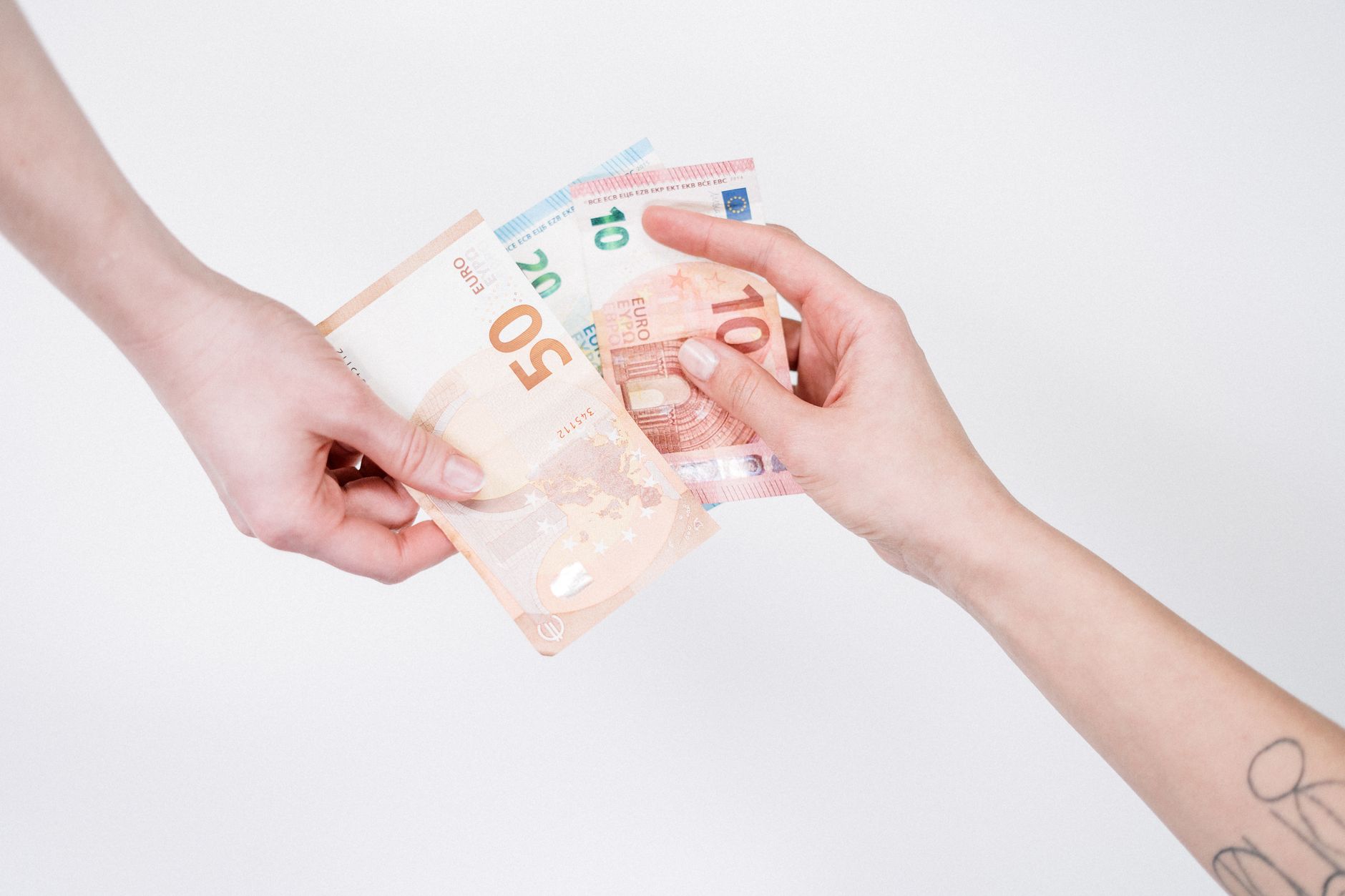 Euro atinge cel mai scăzut nivel față de dolar din ultimele 17 luni pe fondul incertitudinii globale