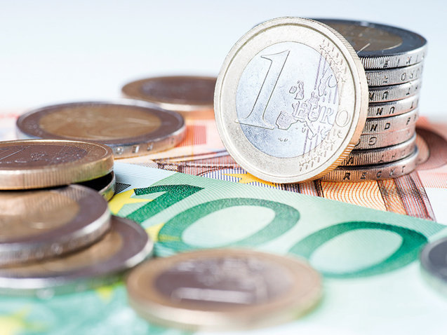 Euro a ajuns la cel mai scăzut nivel față de dolar din ultimele 17 luni