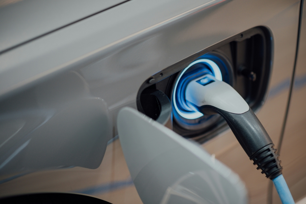 Marea Britanie analizează impunerea taxelor vamale pentru vehiculele electrice din China