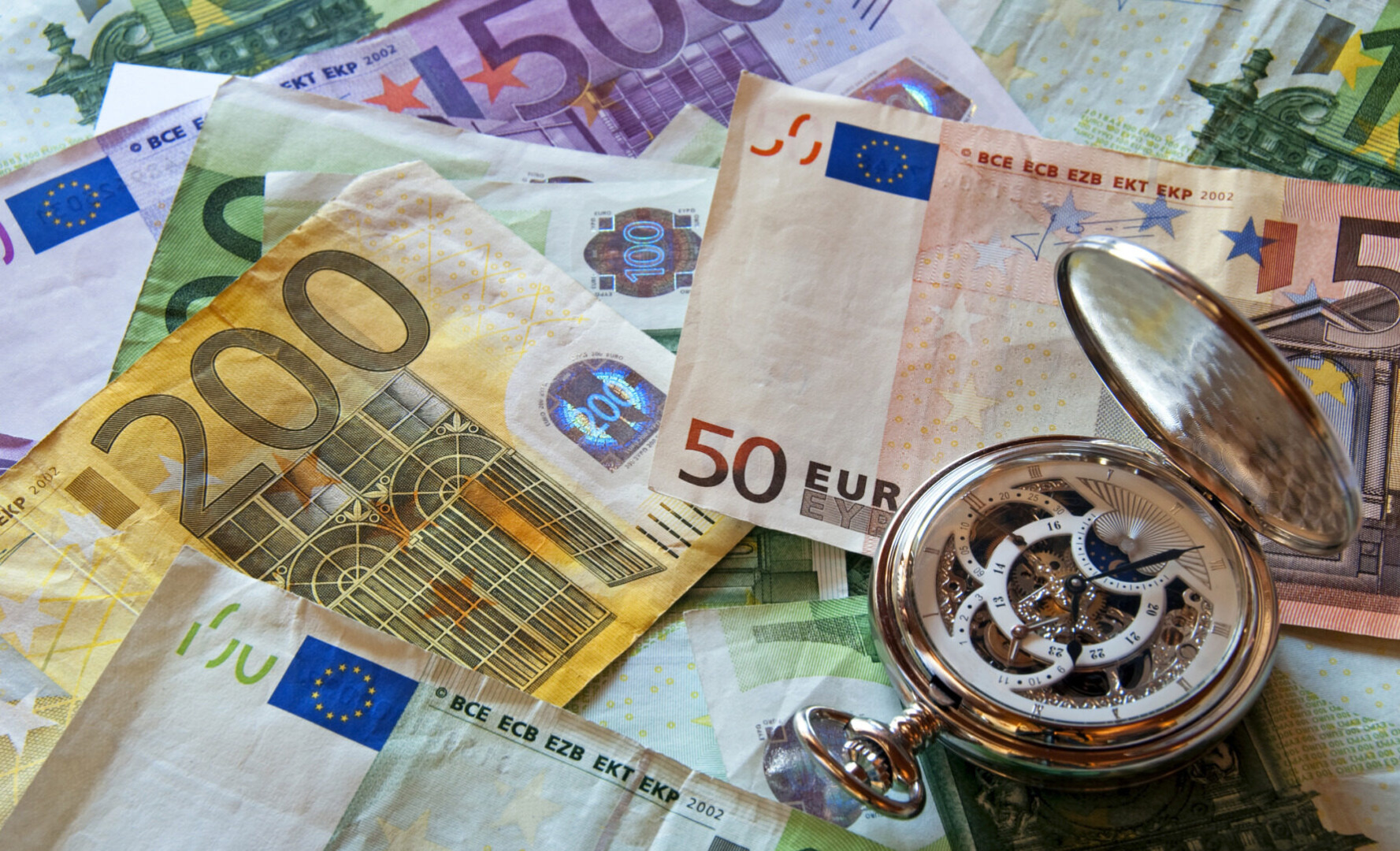 Euro a atins cel mai scăzut nivel față de dolar în ultimele 17 luni pe fondul riscurilor fiscale din Franța