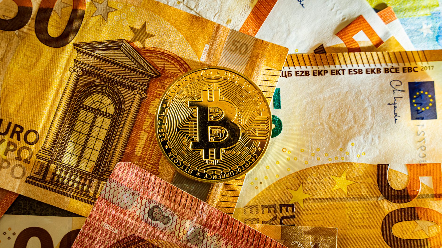 Euro a atins cel mai scăzut nivel din ultimele 17 luni pe fondul instabilității fiscale din Franța