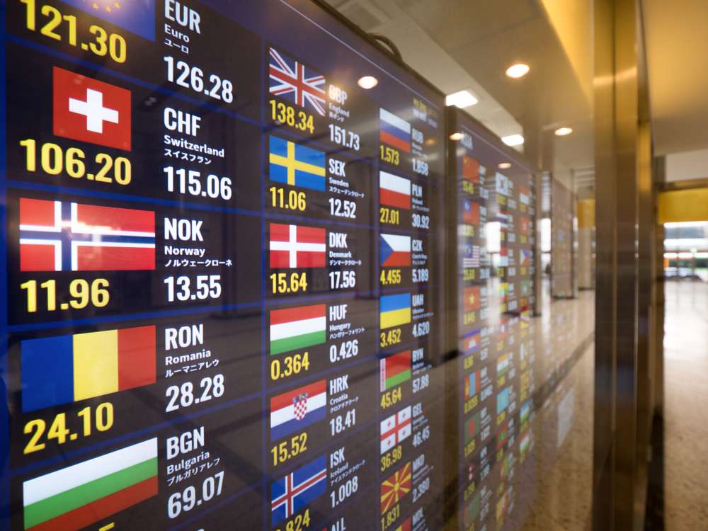 Cursul euro a scăzut luni, după ce vineri moneda europeană a atins un nivel record în fața leului