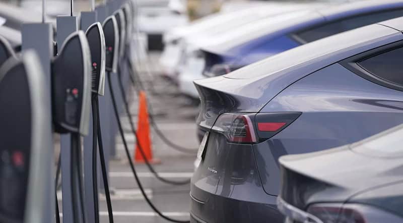 Ponderea mașinilor pe benzină scade sub pragul de 50% în vânzările auto globale