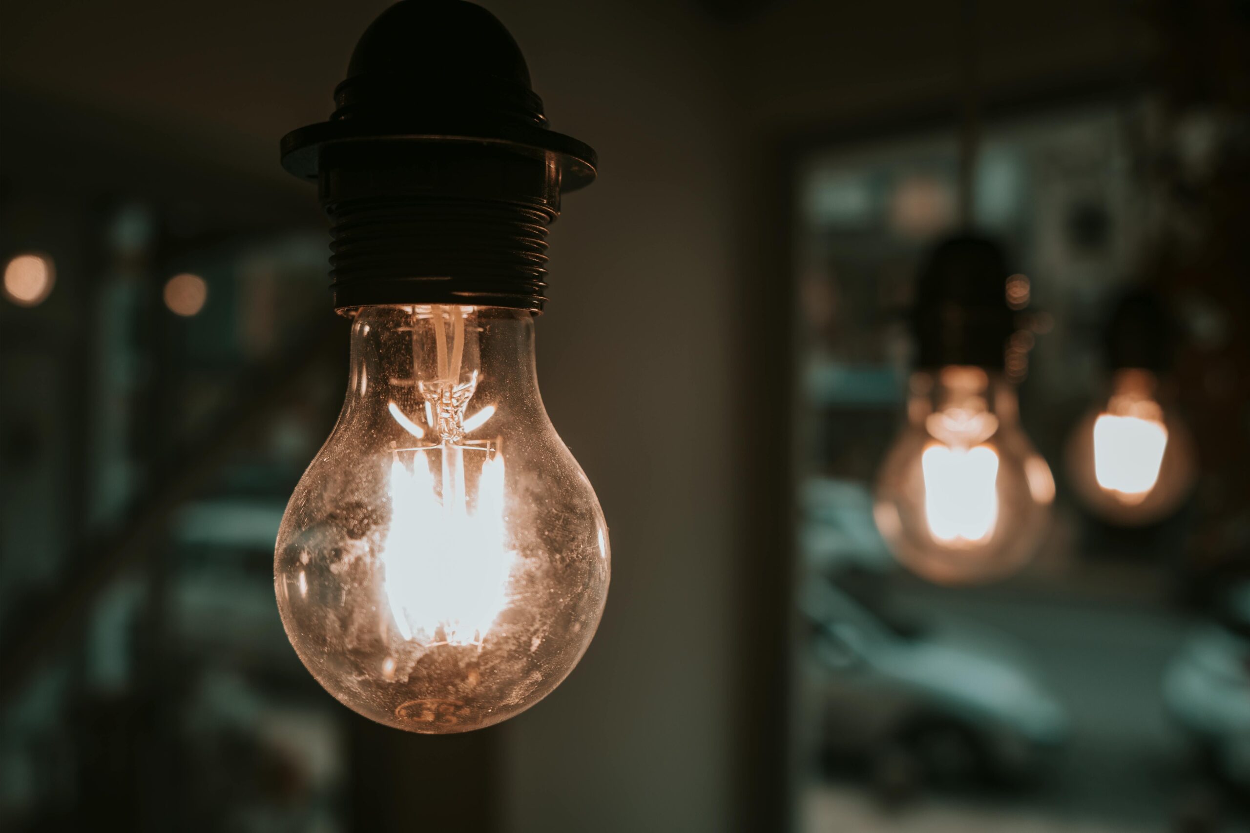 Variații masive de preț la energia electrică: costul este de peste opt ori mai mare seara decât la prânz