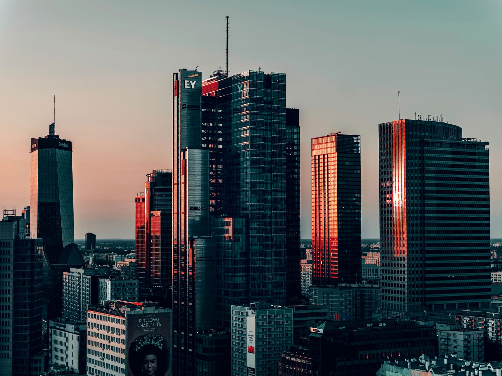 România își păstrează ratingul de investiții, dar Standard & Poor’s avertizează asupra riscurilor fiscale