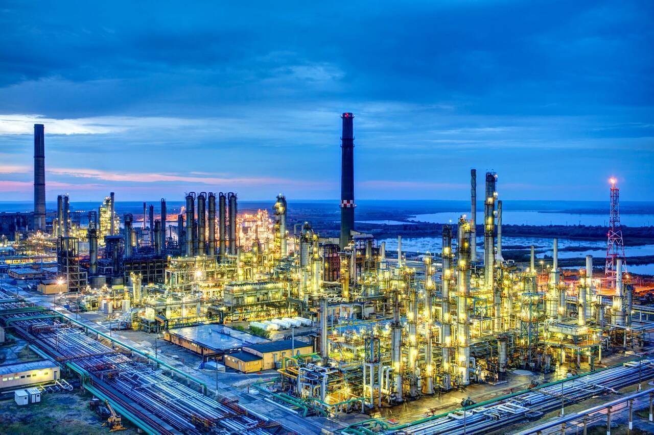 Extinderea măsurilor de control pe piața carburanților: se propune plafonarea marjelor de rafinare și import