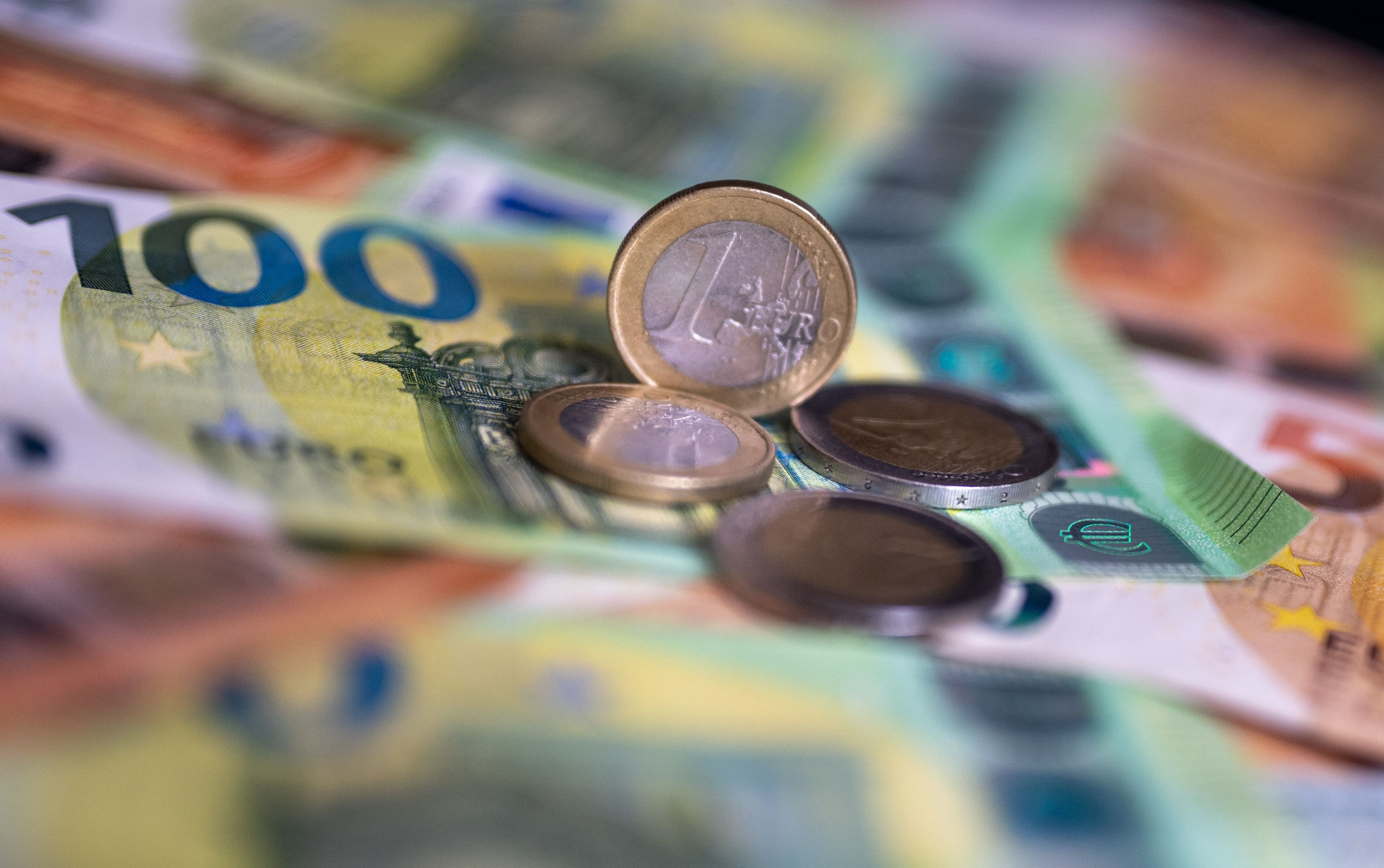 Sectorul financiar și asigurările au atras peste 2,2 mld. euro investiții străine directe în 2025