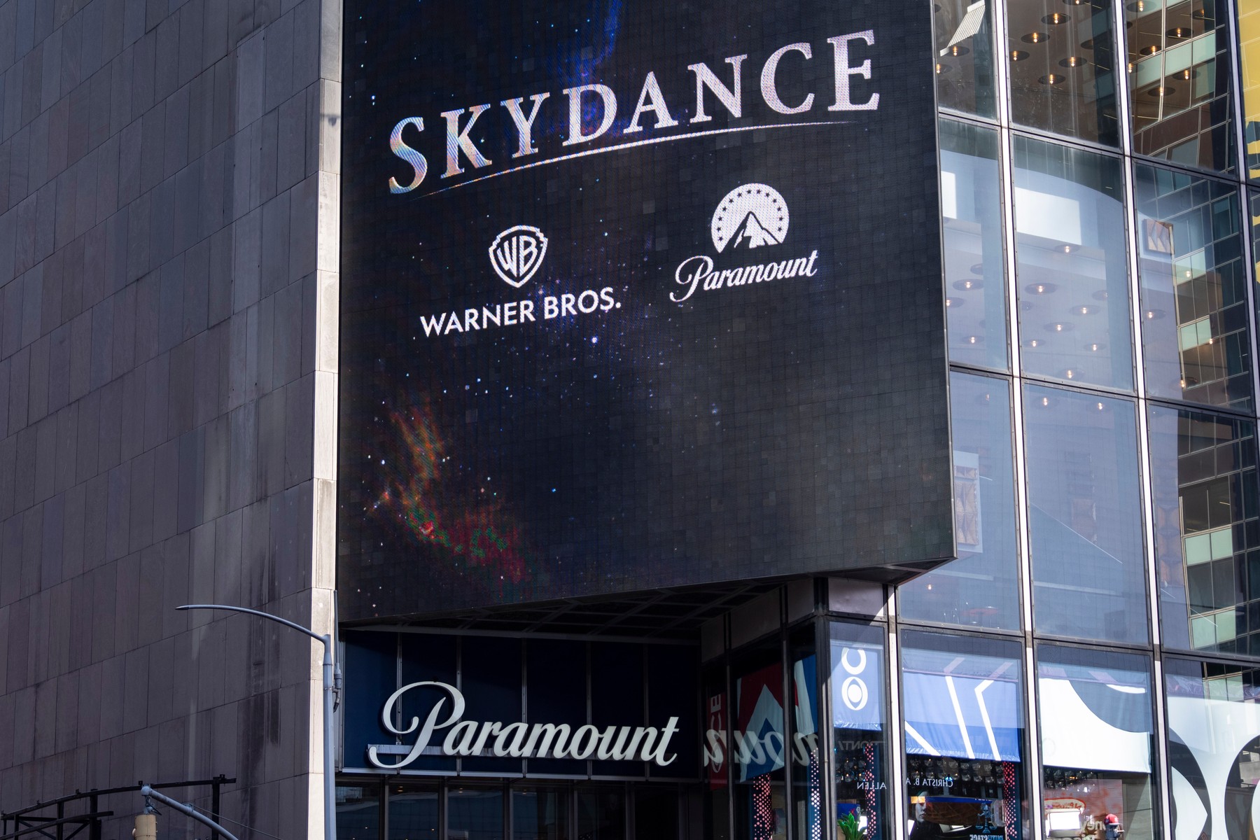 Tranzacție istorică în Hollywood: Paramount Skydance a finalizat achiziția Warner Bros Discovery
