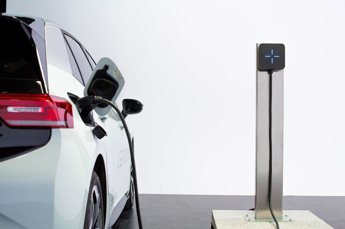 Piața vehiculelor electrice din România înregistrează o creștere de 51% în primele opt luni ale anului 2026