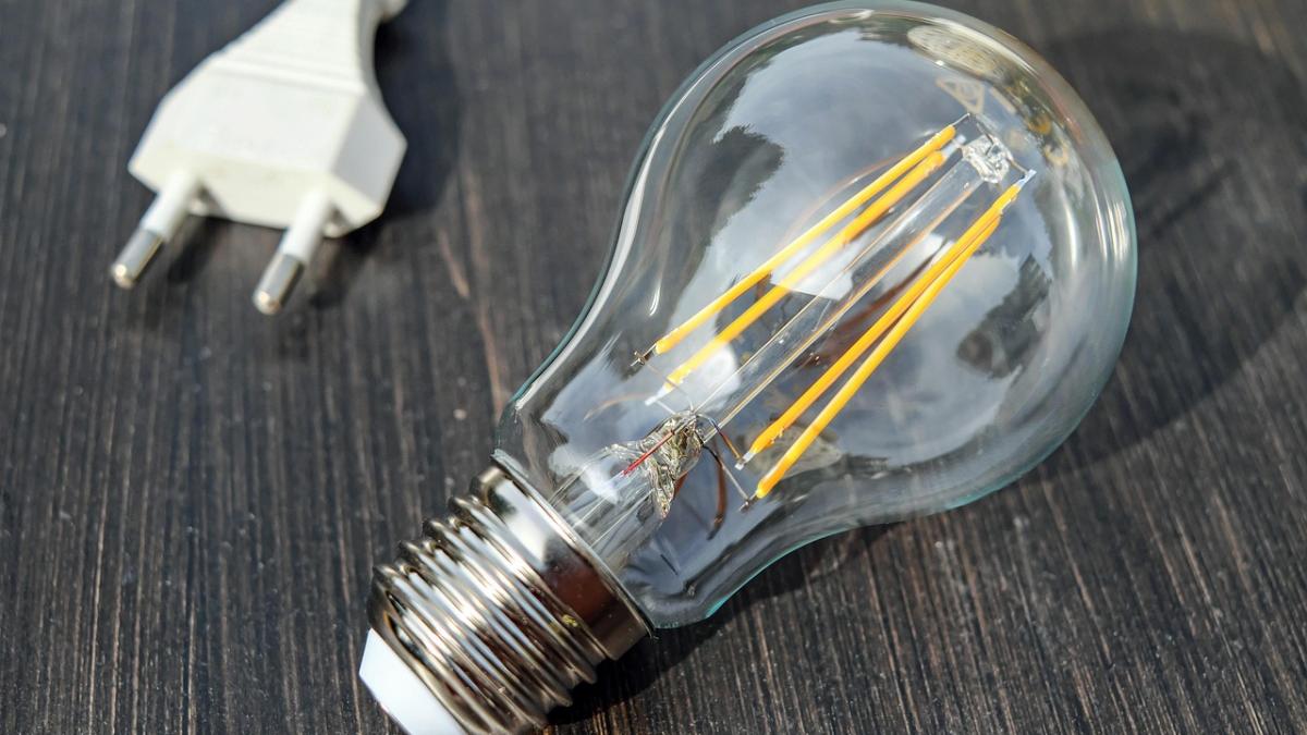 Estimări de creștere a prețurilor la energia electrică pentru consumatorii casnici în perioada 2026-2027