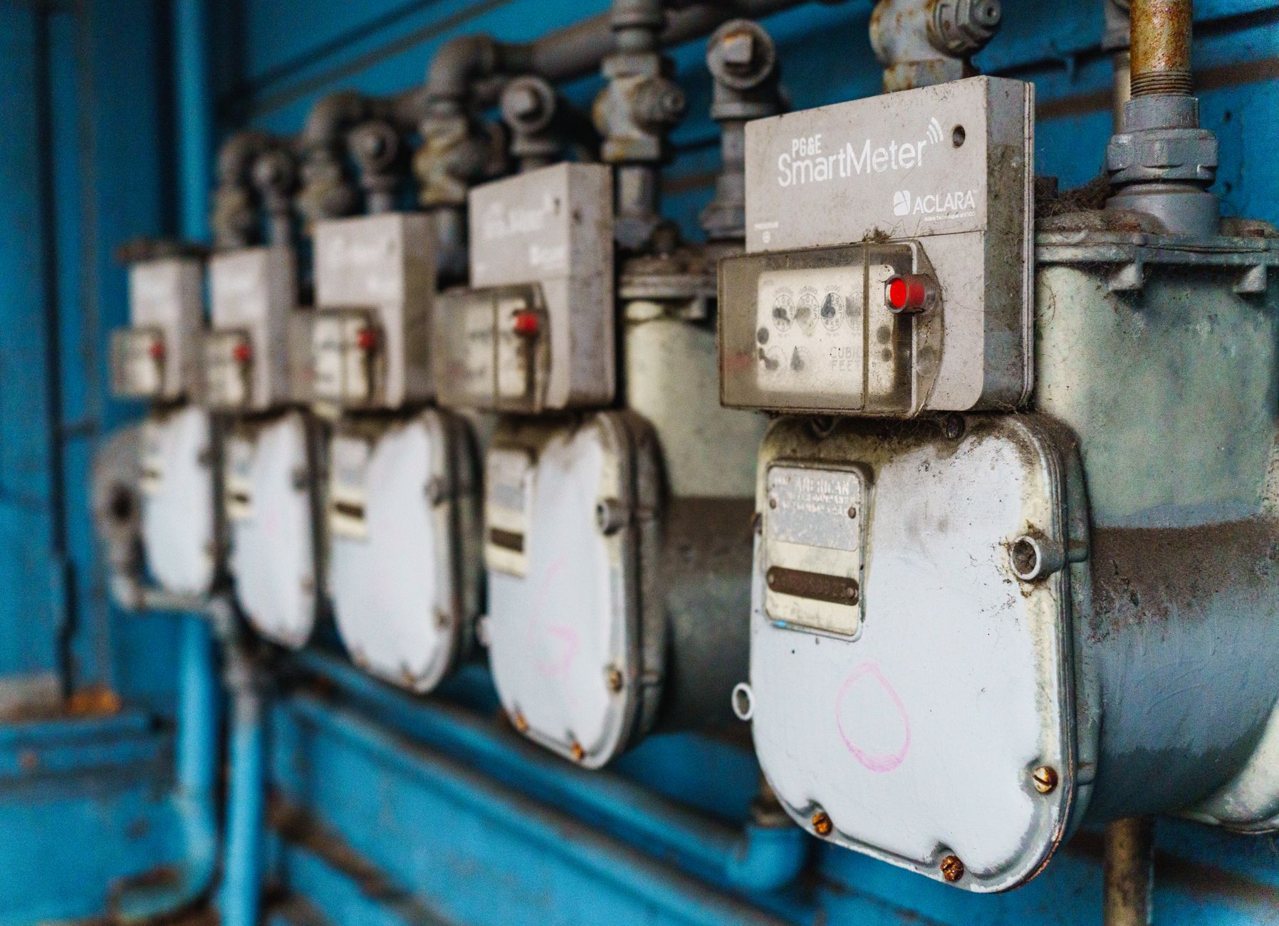 Estimarea AEI: Facturile la energia electrică pentru consumatorii casnici ar putea crește cu 22%