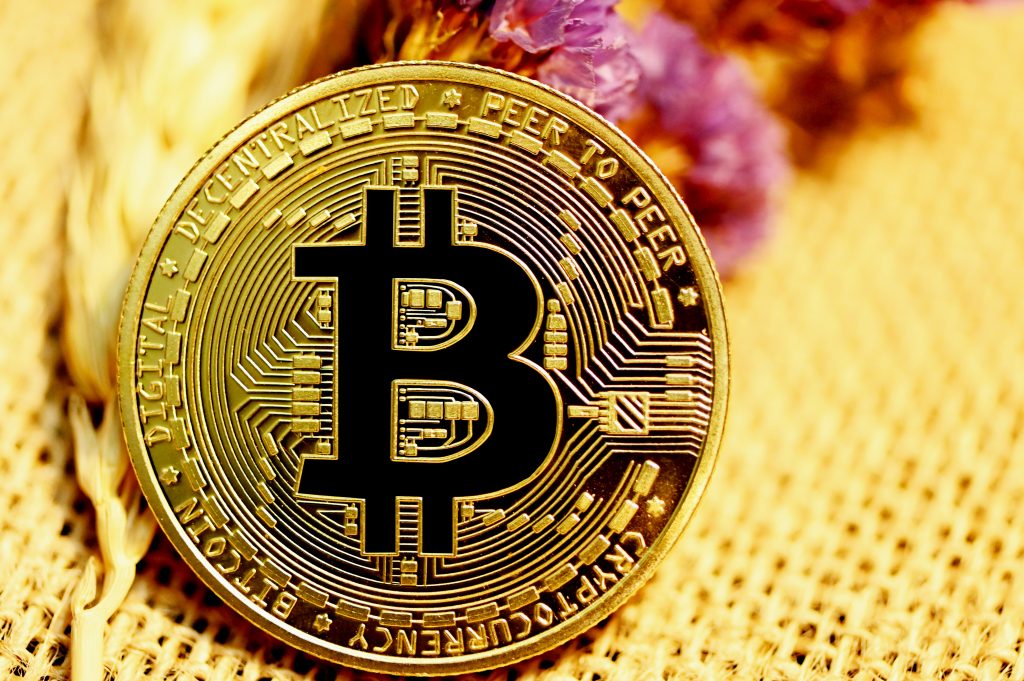 Criptomonedele au înregistrat scăderi sub impactul vânzărilor forțate și al volatilității piețelor globale