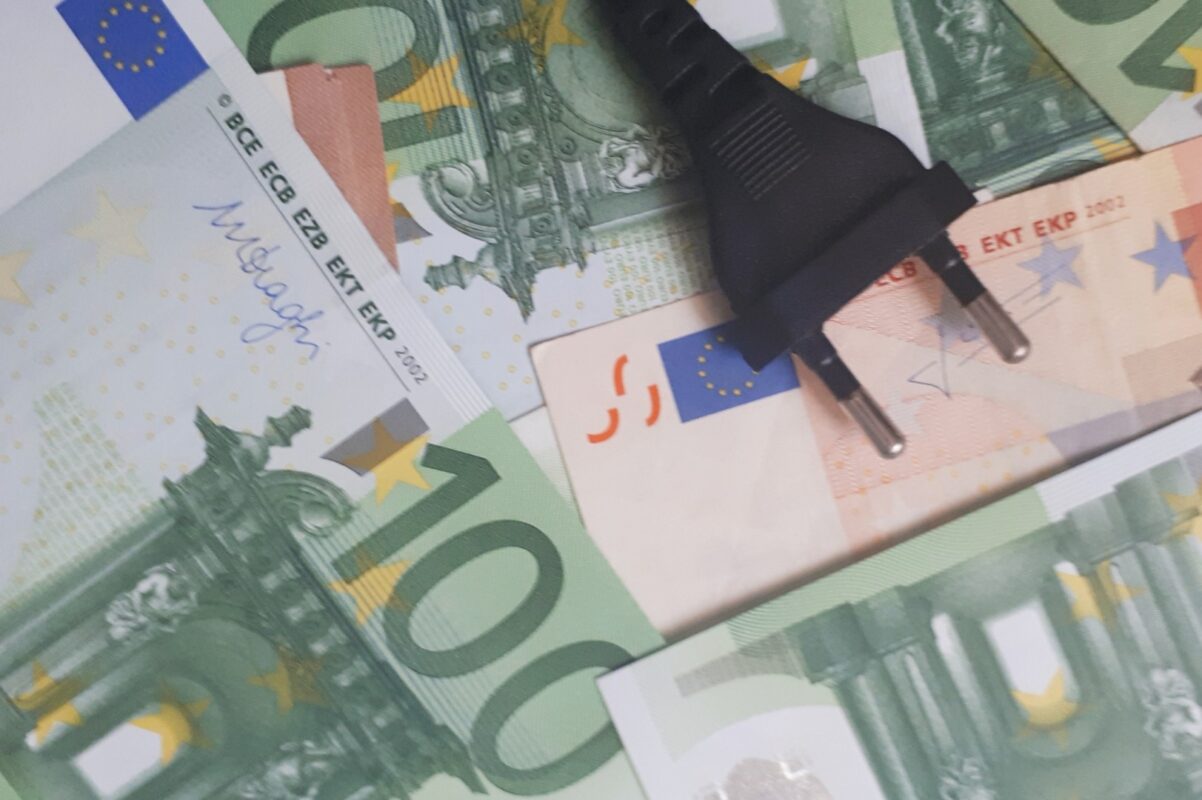 Prețurile la energie și gaze au explodat în România: Gazul s-a dublat, iar electricitatea a crescut cu peste 50%