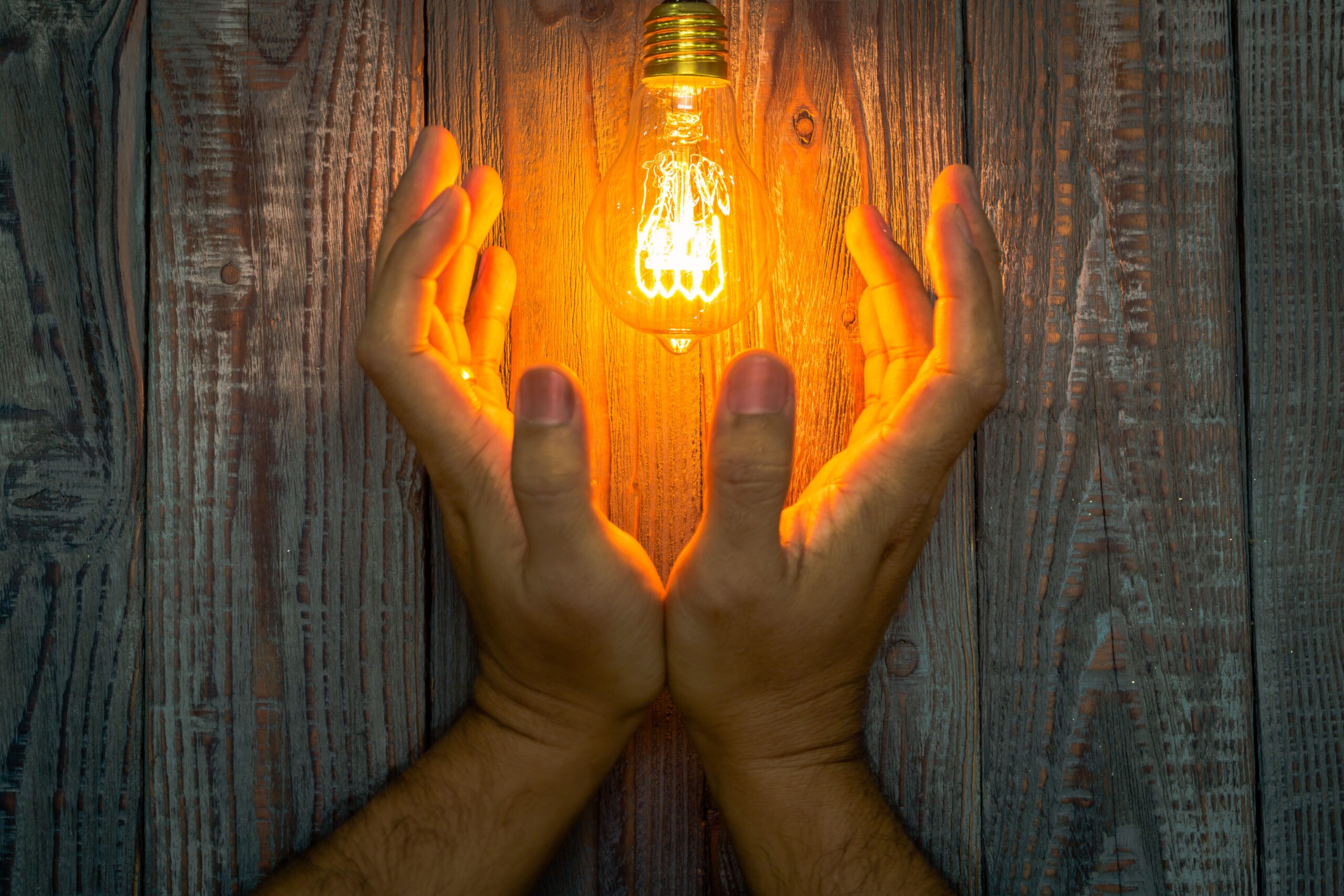 Estimări privind creșterea costurilor la electricitate în perioada de iarnă și primăvara anului viitor