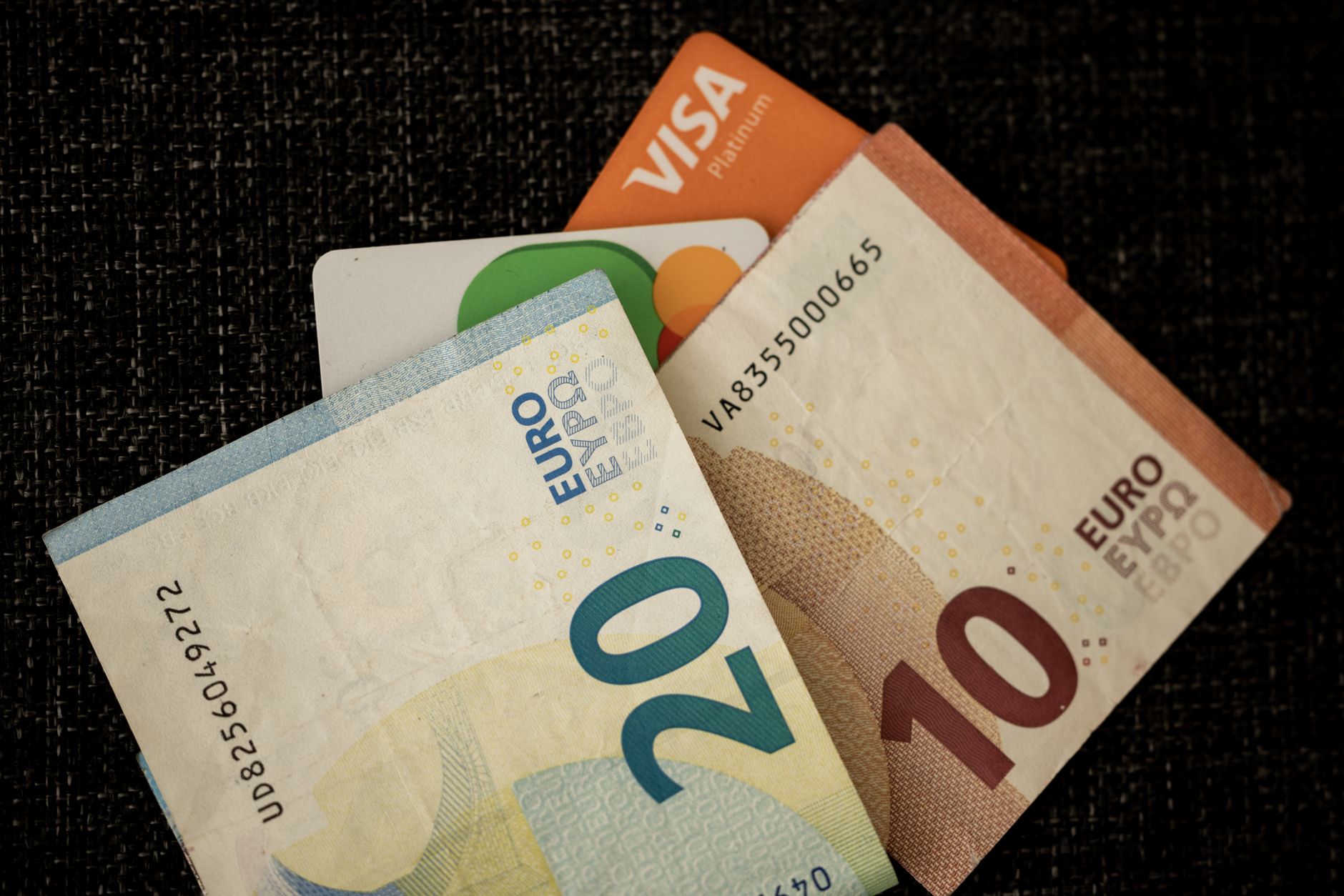 Deprecierea leului față de euro atinge niveluri record; analiștii estimează evoluția cursului