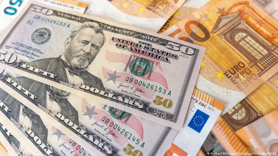 Euro scade la minimul ultimelor 17 luni sub presiunea datoriilor din Franța