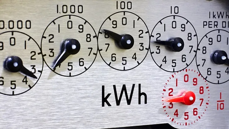 Consumul de energie electrică în România a scăzut cu 4,3% în primele șapte luni ale anului 2026